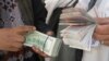 صراف های افغان می گویند که انتقال غیر قانونی دالر از افغانستان به ایران در حال افزایش است