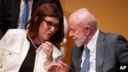 Magda Chambriard, la nueva presidenta de la petrolera estatal Petrobras, y el presidente de Brasil, Luiz Inácio Lula da Silva, asisten a su ceremonia de toma de posesión en Río de Janeiro, Brasil, el 19 de junio de 2024.