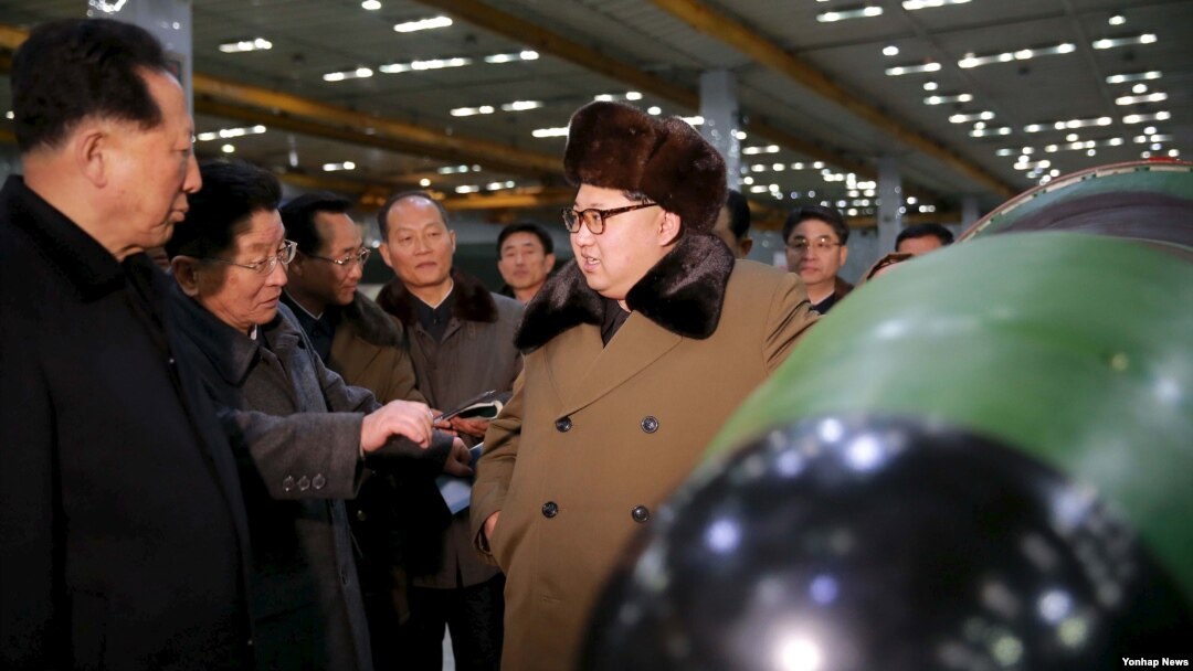 김정은 북한 국방위원회 제1위원장이 핵무기 연구 부문 과학자, 기술자들을 만나 핵무기 병기화 사업을 지도하는 모습을 지난 3월 조선중앙통신이 보도했다. (자료사진)