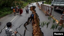 道路在地震中損毀