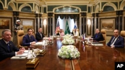 Funcionarios estadounidenses, saudíes y rusos se reúnen en Riad, Arabia Saudita, el 18 de febrero de 2025. El segundo a la izquierda es el secretario de Estado estadounidense, Marco Rubio, y el ministro de Asuntos Exteriores ruso, Serguéi Lavrov, a la derecha. 