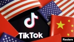 在2020年7月16日拍攝的這張插圖照片中，美國和中國國旗環繞著TikTok的標識。