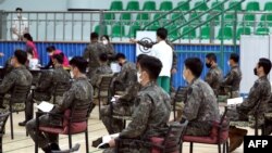 지난 4월 한국 성남의 국군수도병원에서 군인들이 아스트라제네카 신종 코로나바이러스 백신 접종을 위해 대기하고 있다.