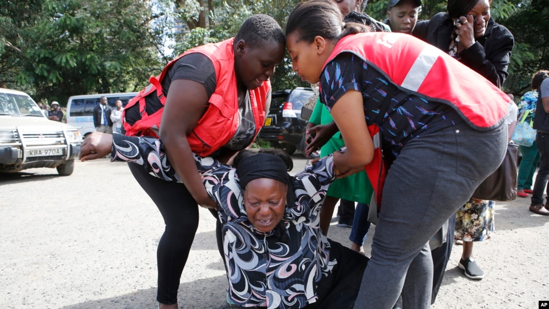 El personal de la Cruz Roja de Kenia ayuda a una mujer a reaccionar tras conocer que un miembro de su familia murió durante el ataque terrorista el miércoles, 16 de enero de 2019, en Nairobi, Kenia.