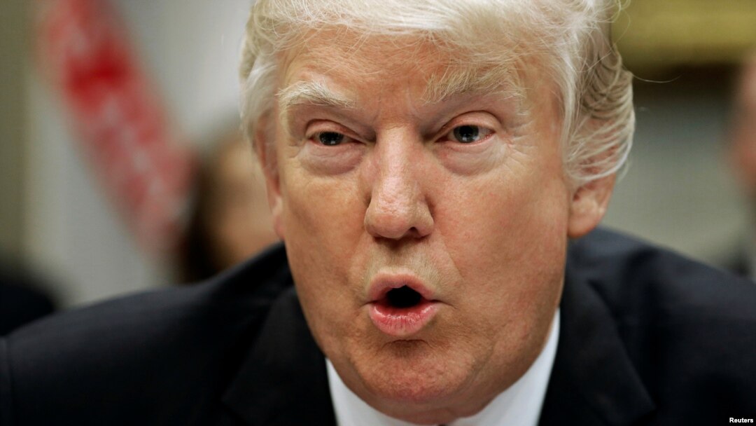 El presidente Donald Trump llamó "fanfarrones" a los ejecutivos de corporaciones que han renunciado en protesta por acciones o declaraciones del mandatario. 