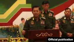 (၁၂-၂၁-၁၈) ၄ လကြာအပစ်ရပ်စဲကြောင်း နေပြည်တော်တွင် ထုတ်ပြန်ကြေညာစဉ်က ဗိုလ်ချုပ်မှူးကြီးမင်းအောင်လှိုင်ကိုတွေ့ရစဉ်။ 