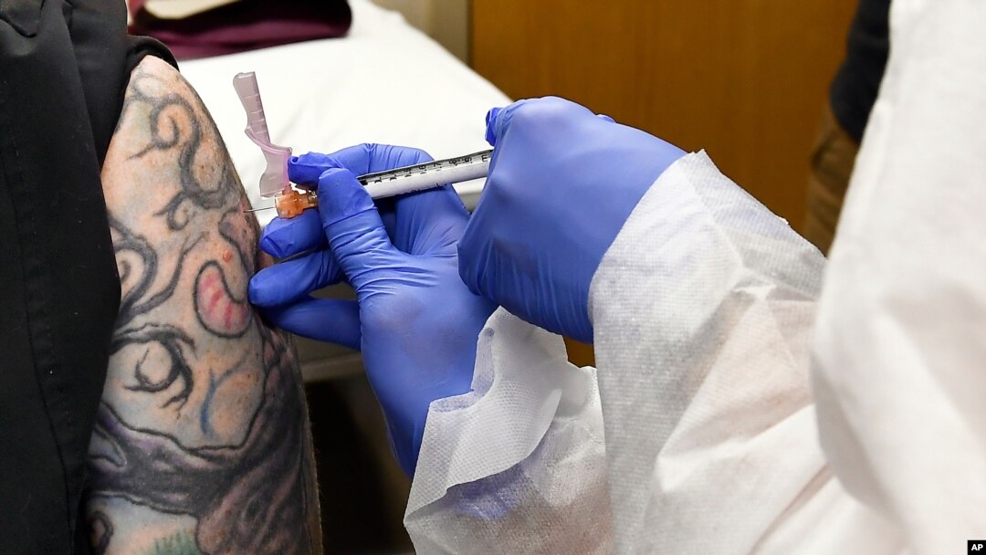  En esta foto del 27 de julio del 2020, la enfermera Kathe Olsmtead inyecta a un voluntario durante los estudios de una vacuna para el coronavirus en Binghamton, Nueva York. 