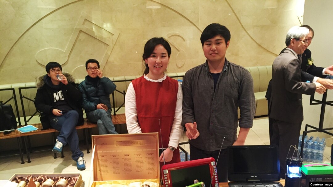 부산 동아대학교 통일동아리 '한반도' 학생들이 북한 물품 및 한류전시회를 하고 있다.