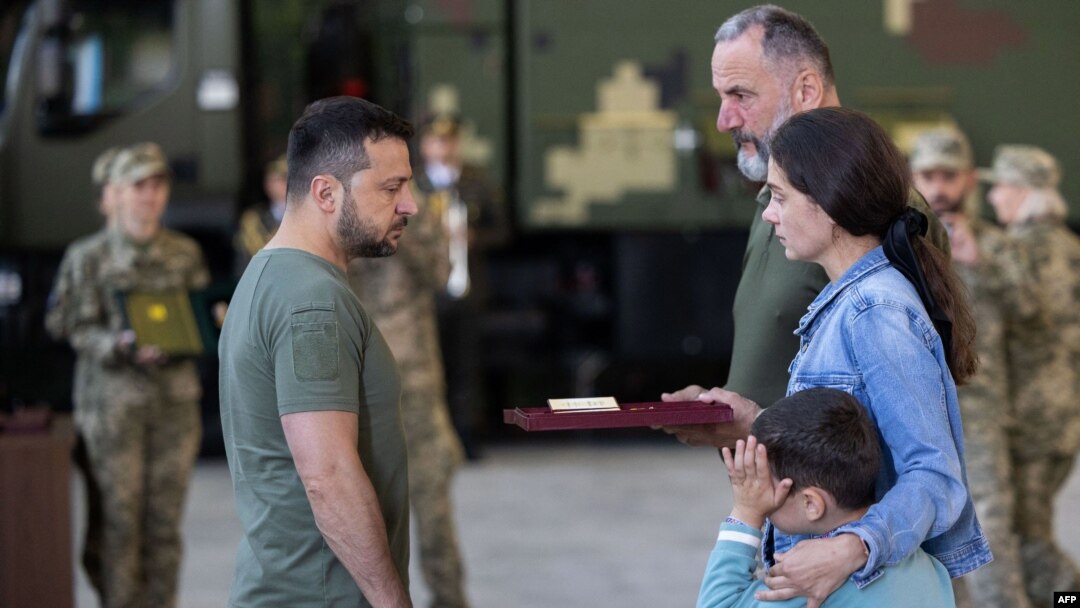El presidente ucraniano, Volodymyr Zelenskyy, entrega una condecoración a la viuda de un teniente coronel nombrado postumamente Héroe de Ucrania, durante una reunión con funcionarios de inteligencia el 7 de septiembre de 2023.