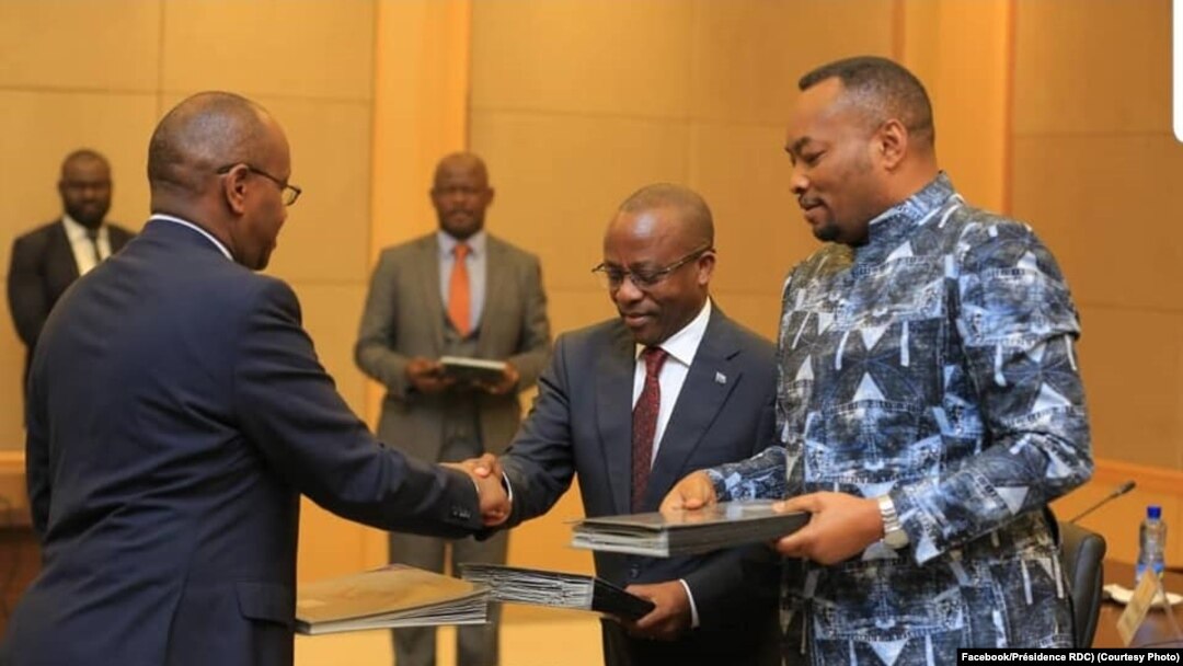 Bakambi ya General Electric Company ya Etats-Unis (G) na ba ministres ya ekolo Congo démocratique na botiyami manzaka na boyokani na Kinshasa, 13 février 2020. (Facebook/Présidence RDC)