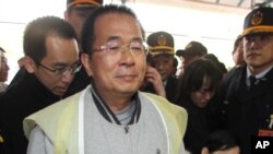 台灣前總統陳水扁獲准臨時出獄與夫人吳淑珍一道在台南祭拜去世的岳母。（2013年6月2日資料照）