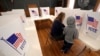 Aliza Bidinger está acompañada por su hijo Jayce, de 6 años, mientras vota en la escuela Buck Creek, de 146 años de antigüedad, el día de las elecciones, el martes 5 de noviembre de 2024, en la zona rural de Perry, Kansas.