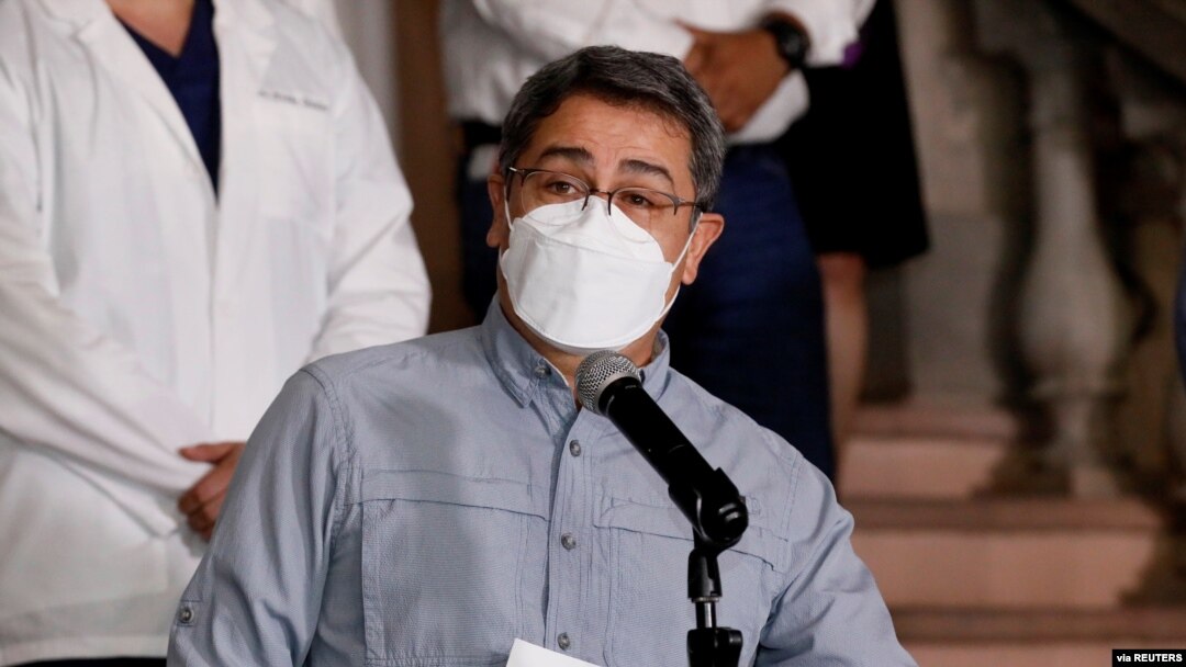 El presidente de Honduras, Juan Orlando Hernández, responde preguntas de la prensa sobre las medidas tomadas por su gobierno contra la pandemia de COVID-19, el de febrero de 2021.