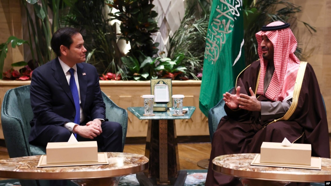 El secretario de Estado de EEUU, Marco Rubio, y el príncipe heredero saudita, Mohammed bin Salman, conversan en Riad el 17 de febrero de 2025.