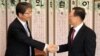 23일 오후 서울 남북회담본부에서 류길재 한국 통일부 장관(왼쪽)과 최요식 금강산기업인협의회 회장이 악수하고 있다. 이날 기업 대표들은 류 장관과 면담을 마친 뒤 기자들과 만나 류 장관이 지원 요구 등에 대해 "적극 검토하겠다"는 입장을 표명했다고 밝혔다.