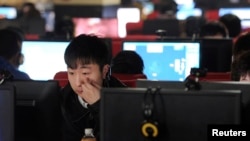 중국 허베이의 한 인터넷 카페에서 주민들이 인터넷을 사용하고 있다. (자료사진)