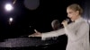 En esta imagen publicada por Olympic Broadcasting Services aparece la cantante canadiense Celine Dion actuando en la Torre Eiffel durante la ceremonia de apertura de los Juegos Olímpicos de Verano de 2024 en París, Francia, el viernes 26 de julio de 2024.