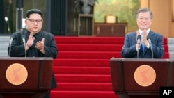 문재인 한국 대통령과 김정은 북한 국무위원장이 지난 4월 판문점에서 정상회담을 마치고 '판문점선언'을 발표했다.