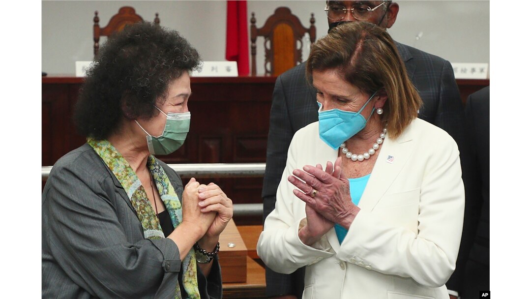 Ziara ya Spika wa Bunge la Marekani Nancy Pelosi Taiwan. Spika akiwa na Rais wa Kamisheni ya Haki za Binadamu ya Taifa Chen Chu (kushoto). (Taiwan Ministry of Foreign Affairs via AP)