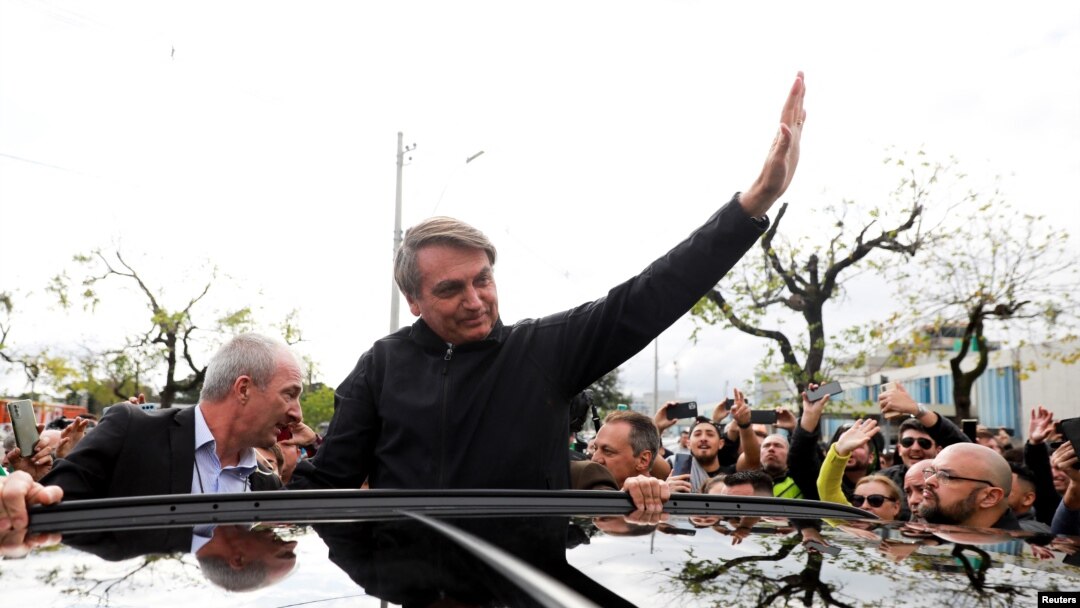 El expresidente brasileño Jair Bolsonaro saluda a sus simpatizantes en en Porto Alegre, Brasil, el 22 de junio de 2023.