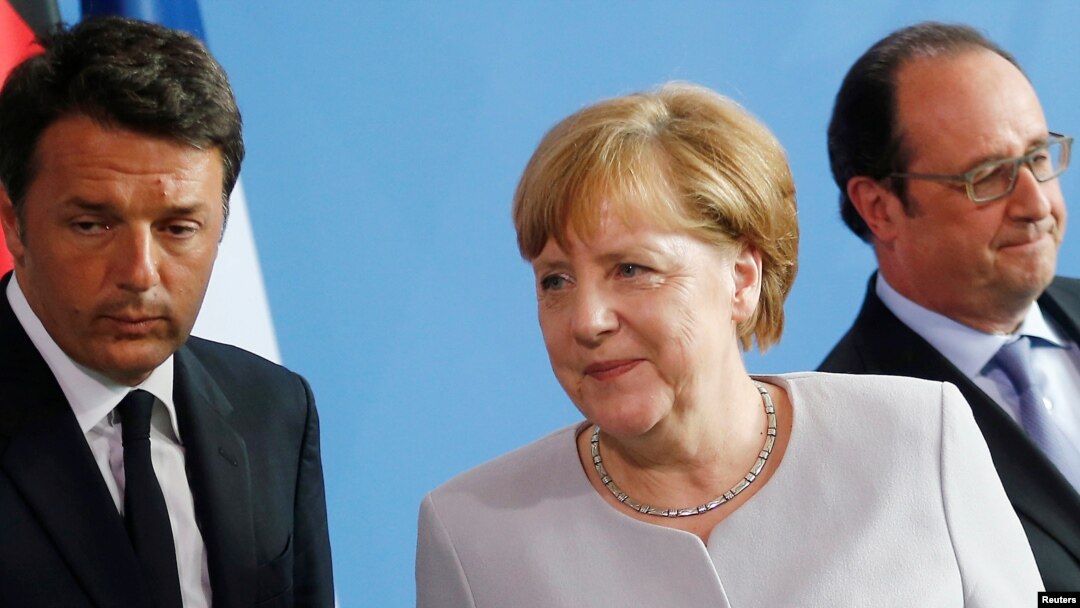 German Chancellor Angela Merkel (C), French President Francois Hollande (R) and Italian Prime Minister Matteo Renzi attend a news conference at the chancellery during discussions on the outcome of the Brexit in Berlin, Germany, June 27, 2016. 