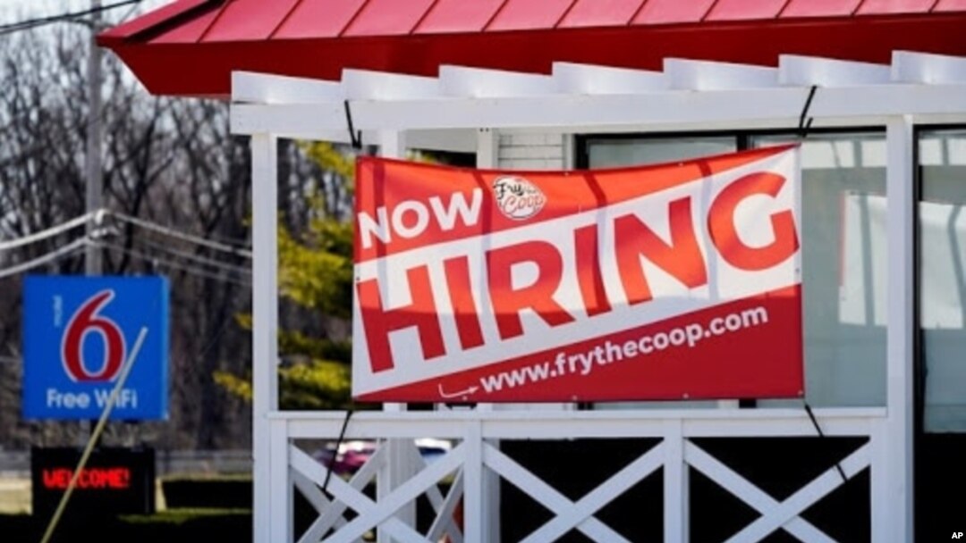 Un letrero de contratación muestra afuera del restaurante en Prospect Heights, Illinois, 21 de marzo de 2021.