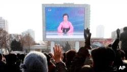 북한이 수소탄 핵실험 성공을 발표한 지난 6일 평양 기차역 앞에서 북한 주민들이 박수를 치고 있다.