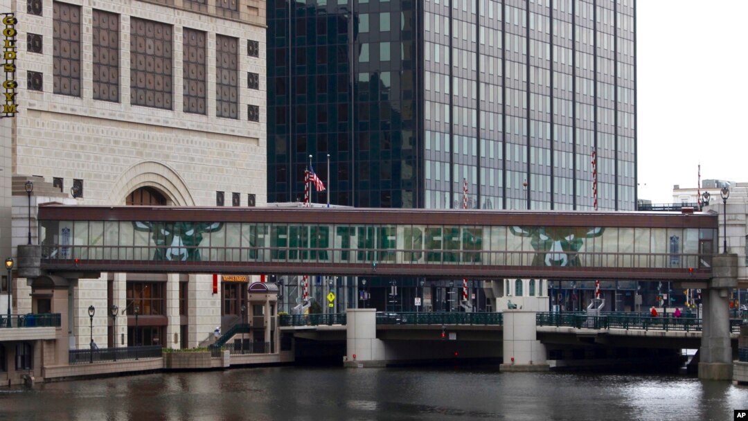 La policía de Milwaukee arrestó a un hombre de raza blanca por presuntamente atacar con ácido de batería a un hombre hispano, a quien gritó: “¿Por qué viniste aquí e invades mi país?”.
