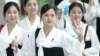 지난 2005년 9월 동아시아육상선수권대회 응원단으로 한국을 방문했던 것으로 알려진 북한 김정은 제1위원장의 부인 리설주(가운데)가 인천공항으로 출국하며 손을 흔들고 있다.