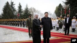 资料照 - 2016年1月23日，中国国家主席习近平与伊朗总统哈桑·鲁哈尼在德黑兰见面。
