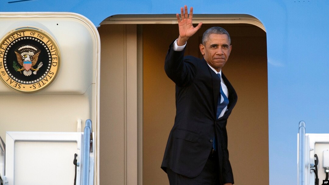 El presidente Barack Obama se despide al abordar el Air Force One rumbo a Kenia y Etiopía.