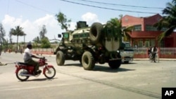 Blindado da Força de Intervenção Rápida circulando nas ruas da cidade de Quelimane.