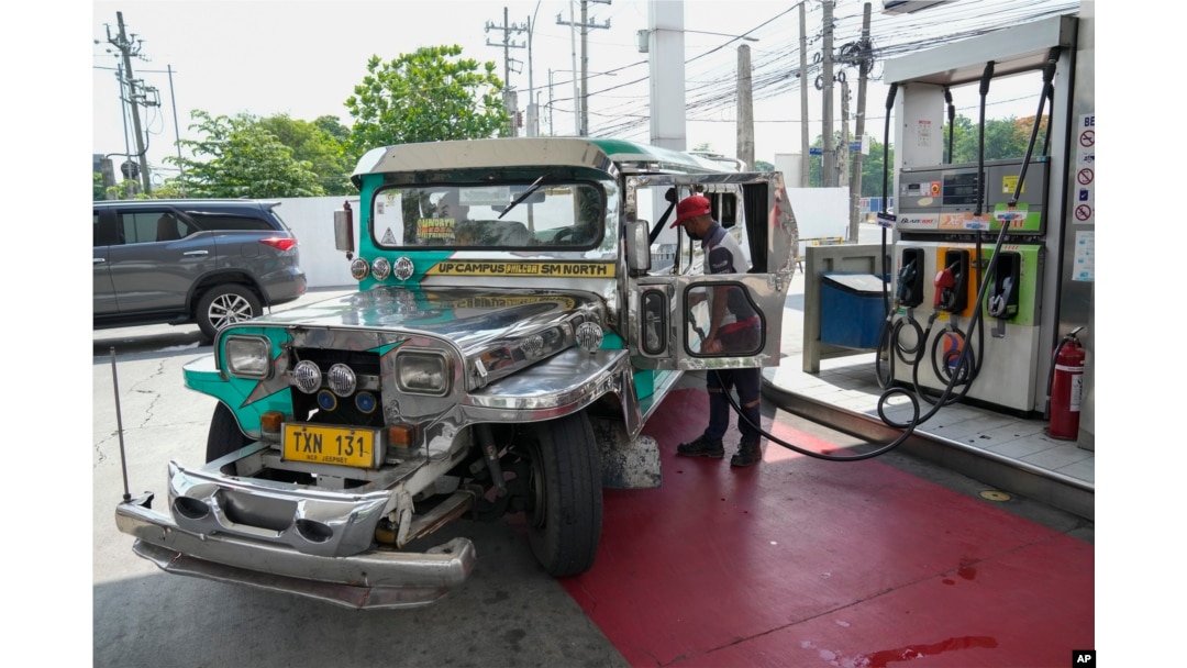 Ronald Sibeyee gastaba 900 pesos (16,83 dólares) de diésel al día en su jeepney en Manila, ahora le cuesta 2.000 (41,40 dólares)-