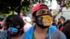 Las personas usan máscaras protectoras mientras asisten a las festividades en honor a San Jerónimo, mientras continúa el brote de la enfermedad por coronavirus (COVID-19) en Masaya, Nicaragua.