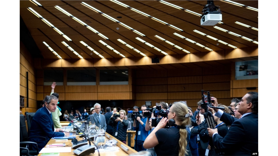 라파엘 그로시 국제원자력기구(IAEA) 사무총장이 3일 오스트리아 빈에 있는 IAEA 본부에서 열린 이사회 회의에 참석하고 있다.