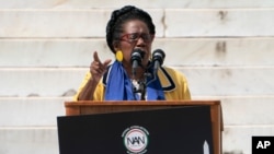 '준틴스(Juneteenth)' 연방 공휴일 지정 법안을 주도한 실라 잭슨 리 미 하원의원이 워싱턴 D.C. 링컨 기념관 앞에서 연설하고 있다. (자료사진)