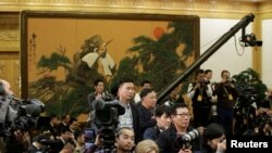 各國記者在等待中國國家主席習近平和其他中共中央政治局常委到達北京人大會堂。（2017年10月25日）