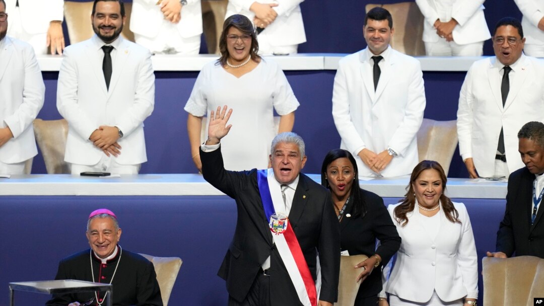 El nuevo presidente panameño, José Raúl Mulino, saluda antes de dar un discurso en su ceremonia de juramento en el Centro de Convenciones Atlapa en la ciudad de Panamá, el lunes 1 de julio de 2024.