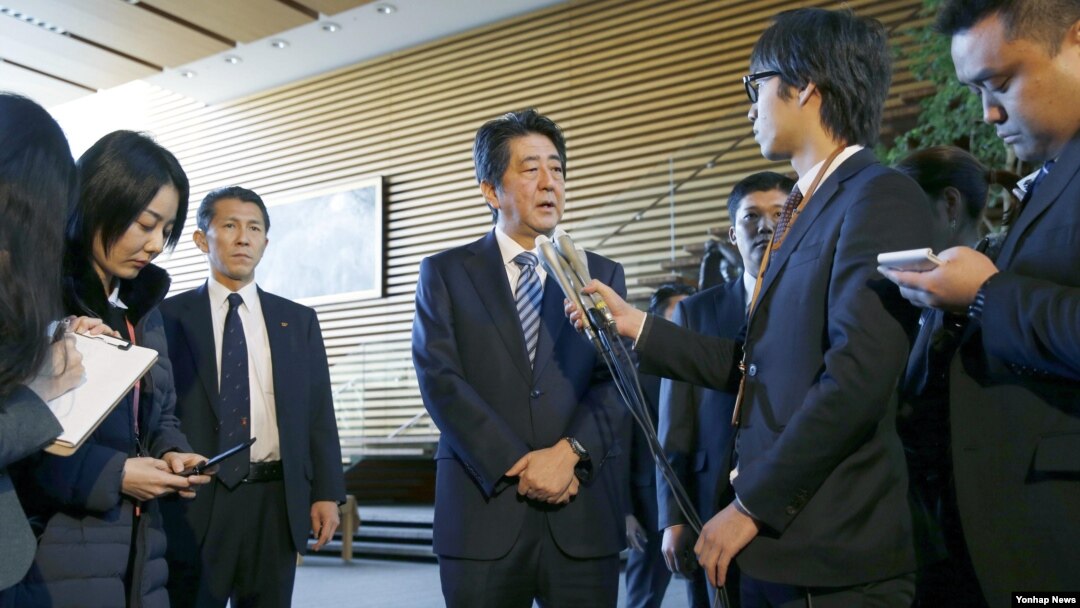 지난 2월 북한이 로켓을 발사한 직후 아베 신조 일본 총리가 도쿄 총리관저에서 기자회견을 하고 있다. (자료사진)