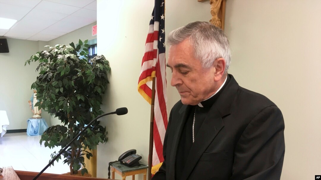 El reverendo Ronald Gainer, obispo católico de la diócesis de Harrisburg, Pennsylvania, analiza el abuso sexual infantil por parte del clero y una decisión de la diócesis de eliminar nombres de obispos que datan de la década de 1940 después de concluir que no respondieron adecuadamente a las acusaciones de abuso, durante una conferencia de prensa el miércoles, 1 de agosto de 2018, en Harrisburg, Pa.