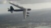 미 공군 B-52H 전략폭격기가 괌 상공을 비행하고 있다.