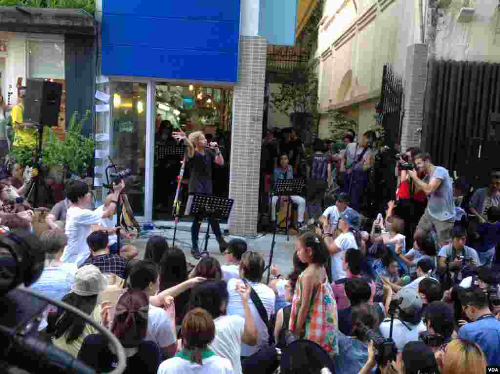 藝人何韻詩辦有種港人音樂會回應恐懼 (美國之音海彥拍攝)