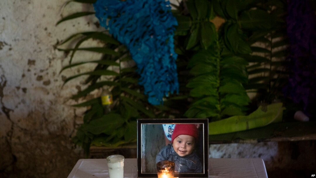 Retrato de Wilmer Josué Ramírez Vásquez, un niño guatemalteco de 2 años que murió bajo custodia estadounidense el 14 de mayo, sobre un un altar en la casa de su abuela en el pueblo de Tituque, en el municipio de Olopa.