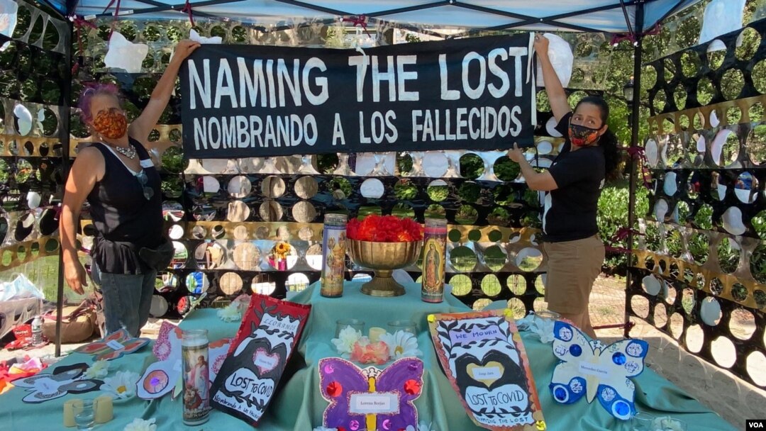 Un grupo de hispanos ha decidido honrar a las personas que han fallecido a causa del coronavirus levantando un altar para que puedan ser recordados..