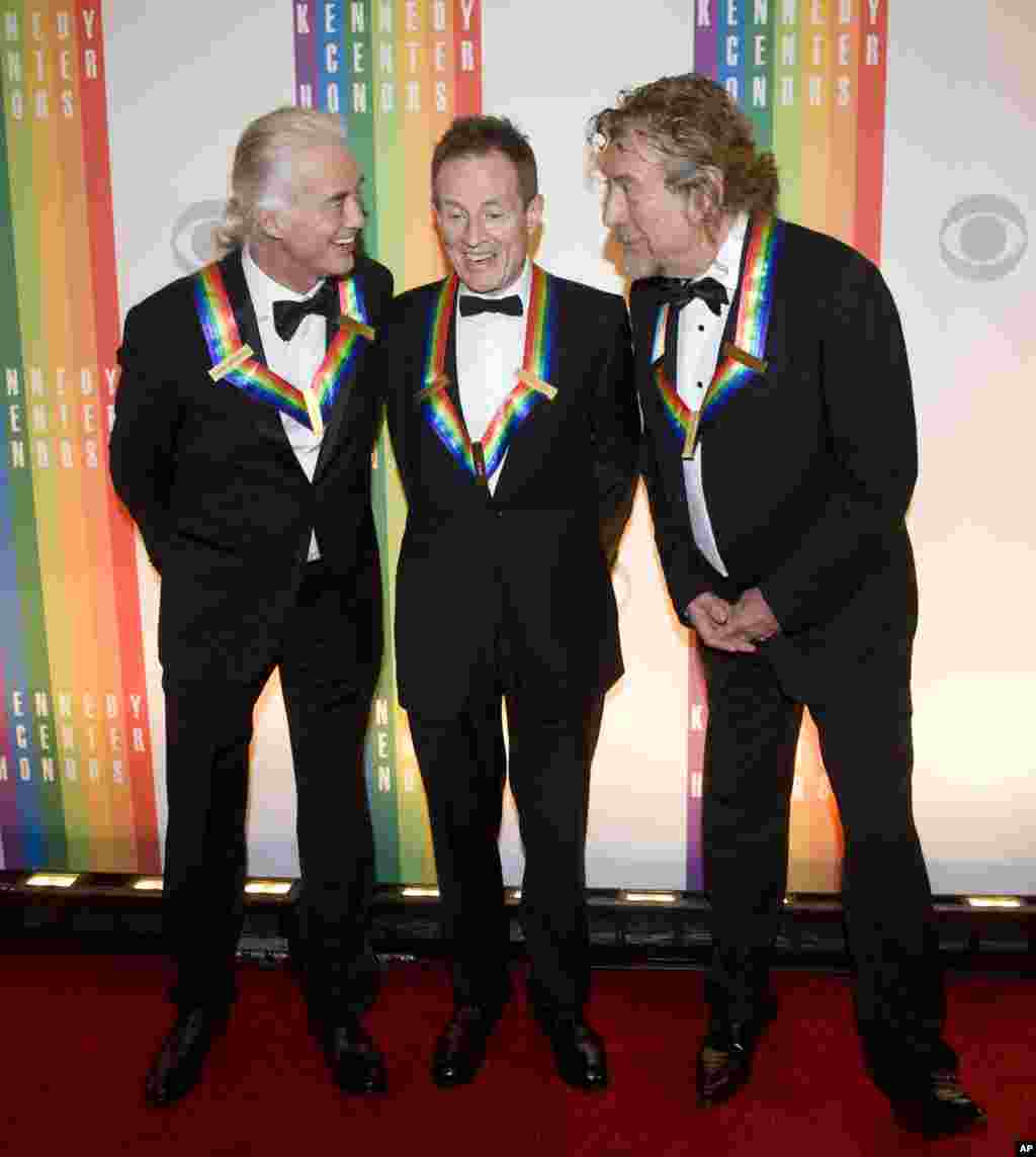Los miembros de la banda Led Zeppelin tambi&eacute;n recibieron el reconocimiento del Kennedy Center. De izquierda a derecha, Jimmy Page, John Paul Jones, y Robert Plant. 