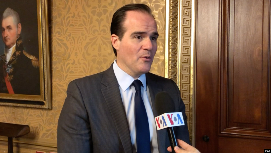 Mauricio Claver-Carone, director para las Américas del Consejo de Seguridad Nacional de EE.UU., dice que Washington sancionará a tres petroleras si no cesan operaciones en Venezuela. [Foto de Archivo]