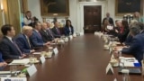 美国农业部长罗林斯在2025年7月8日的内阁会议上手持一张显示中国公民购买的美国农田地图，阐述中国购买美国农田的威胁。