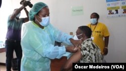 Primeiro-ministro são-tomense, Jorge Bom Jesus, a ser vacinado contra a Covid-19