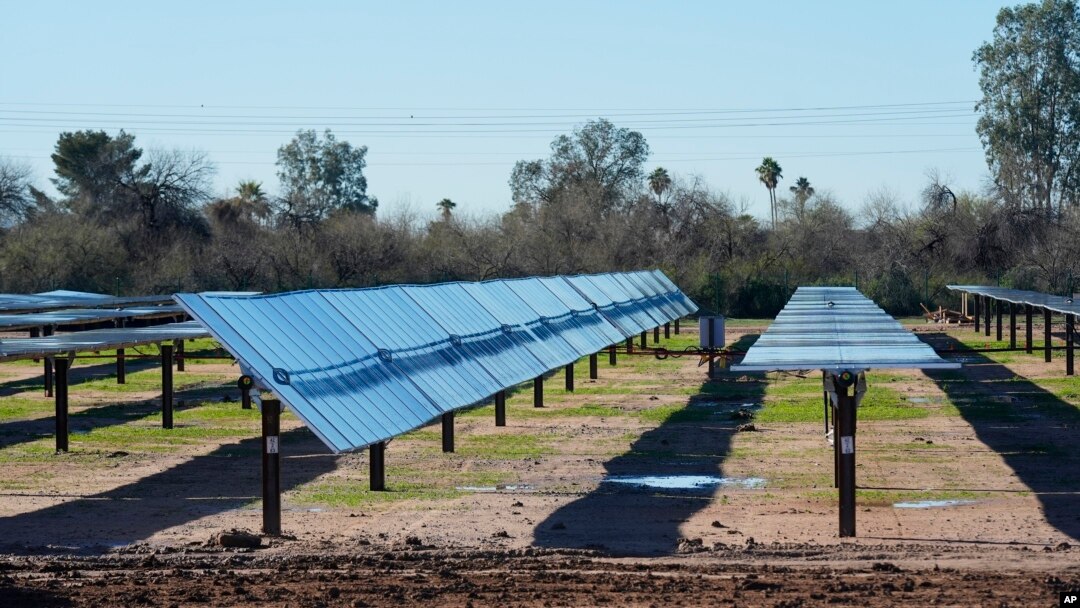 Filas de paneles en la instalación de energía de almacenamiento de baterías de iones de litio en Mile Solar Center de Orsted, el 29 de febrero de 2024, en Coolidge, Arizona. Las baterías permiten que las energías renovables reemplacen los combustibles fósiles.