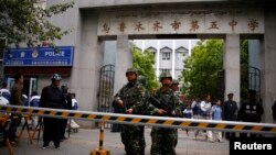 乌鲁木齐发生炸弹袭击后武警在第五中学门前站岗（2014年5月23日）